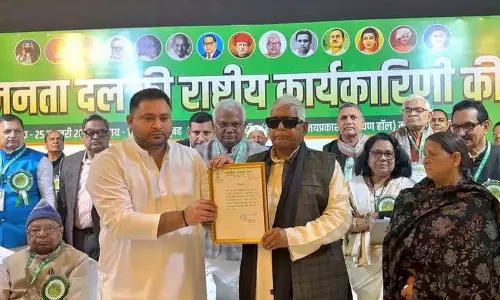 పార్టీని కొడుక్కి అప్పచెప్పిన లాలూ...కూతురు రివర్స్ !