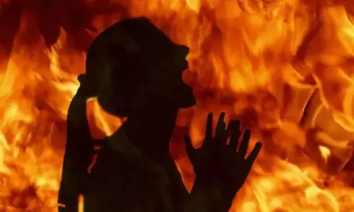 ప్రియుడి ఫ్యామిలీపై పెట్రోల్.. నిప్పు అంటిస్తూ మంటల్లో చిక్కుకొని మృతి