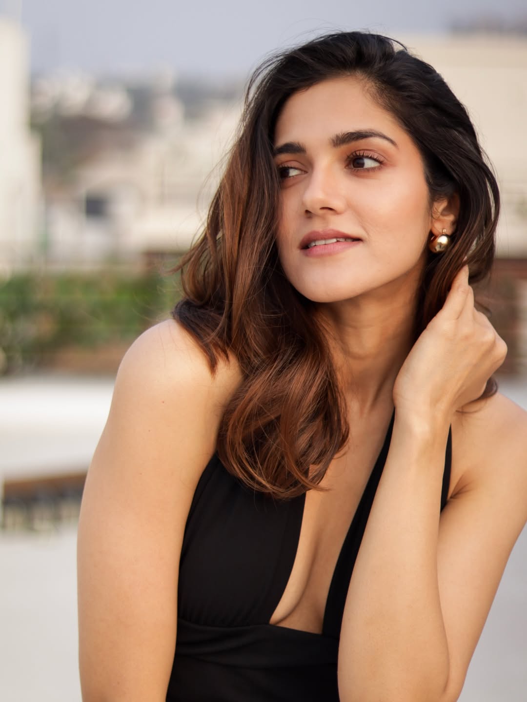 Simran Chaudhary Bakes Glam Up Treat In The Sun Simran Chaudhary Bakes Glam Up Treat In The Sun