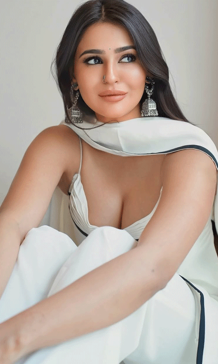 Magnetic Charm: Prakriti Pavanis Expressive Allure