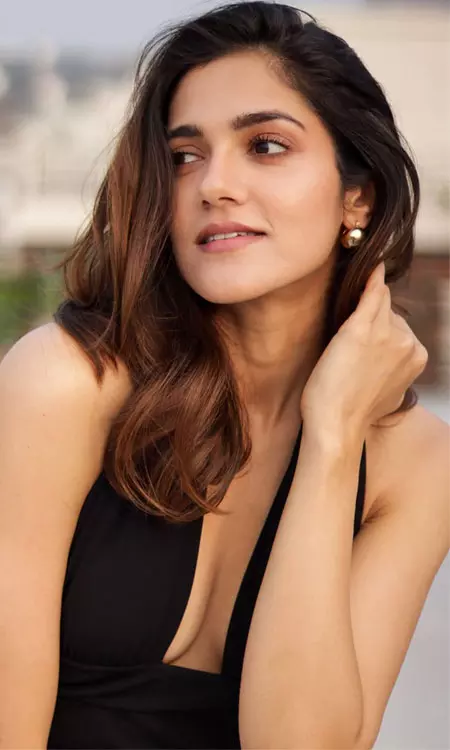 Simran Chaudhary Bakes Glam Up Treat In The Sun