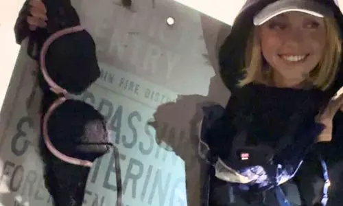 నటి బ్రా వివాదం... కేసు నమోదు!