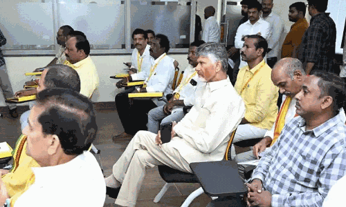 చిత్రం చెప్పే కథ : సామాన్య కార్యకర్తలా సీఎం..!