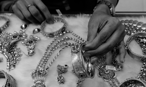 పని మనుషులుగా చేరి రూ.18 కోట్లు కొట్టేసిన దంపతులు