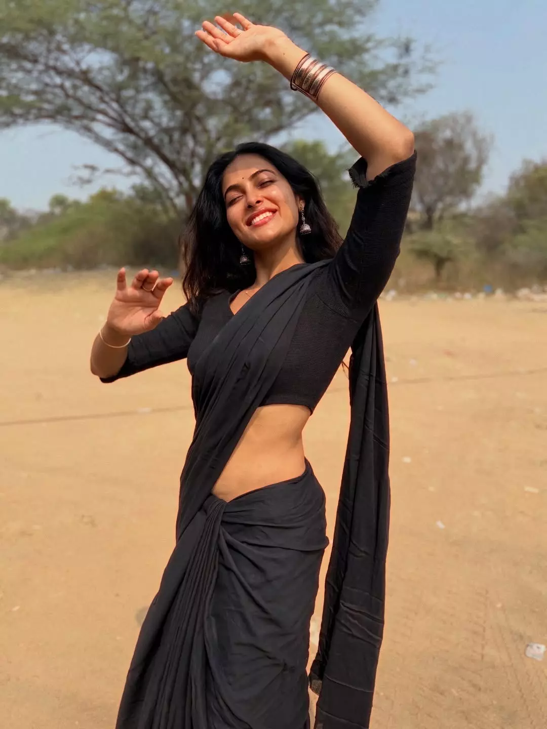 Divi Vadthya’s Black Saree Photos Go Viral for Their Natural Feel Divi Vadthya’s Black Saree Photos Go Viral for Their Natural Feel