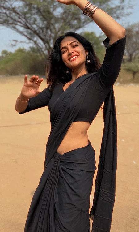 Divi Vadthya’s Black Saree Photos Go Viral for Their Natural Feel