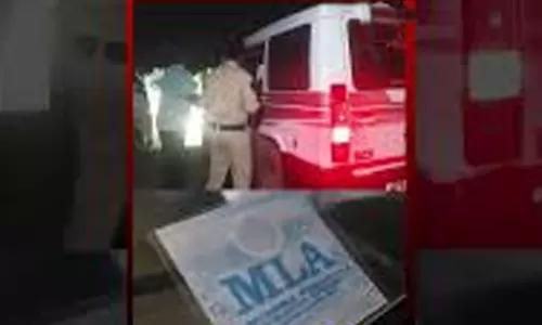 పోలీసుల ముందు మీసం తిప్పుతానంటున్న గంజాయి బ్యాచ్... షాకింగ్  వీడియో!