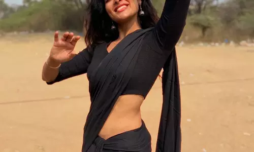 Divi Vadthya’s Black Saree Photos Go Viral for Their Natural Feel