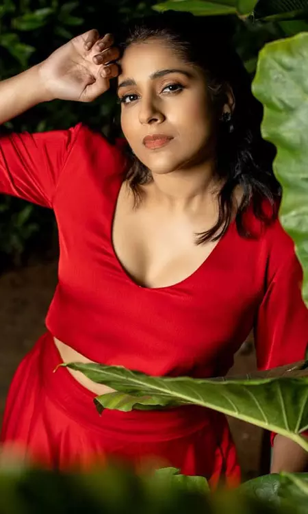 Rashmi Gautam�s Red Outfit Is a Valentine�s Day Dream