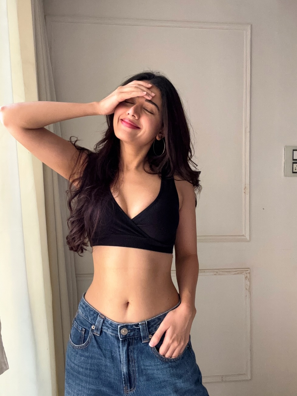 Peace, Pout & Power Abs – Aarti Chhikara Steals the Spotlight Peace, Pout & Power Abs – Aarti Chhikara Steals the Spotlight