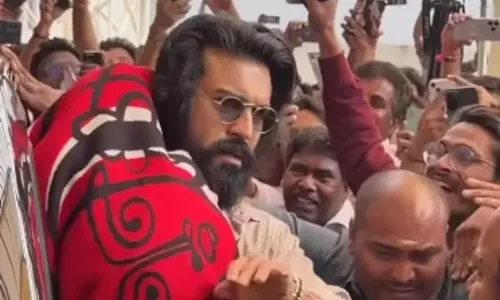 ఫ్యానిజం: కారు దిగి వెళుతుంటే చ‌ర‌ణ్‌ని ఆపేసారు