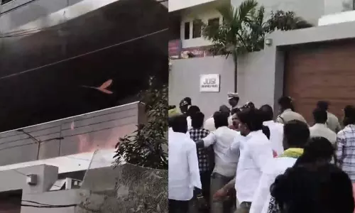 రాజకీయ సెగలు... జోగి రమేష్  ఇంటికి నిప్పు, ఎగసిపడుతున్న మంటలు!
