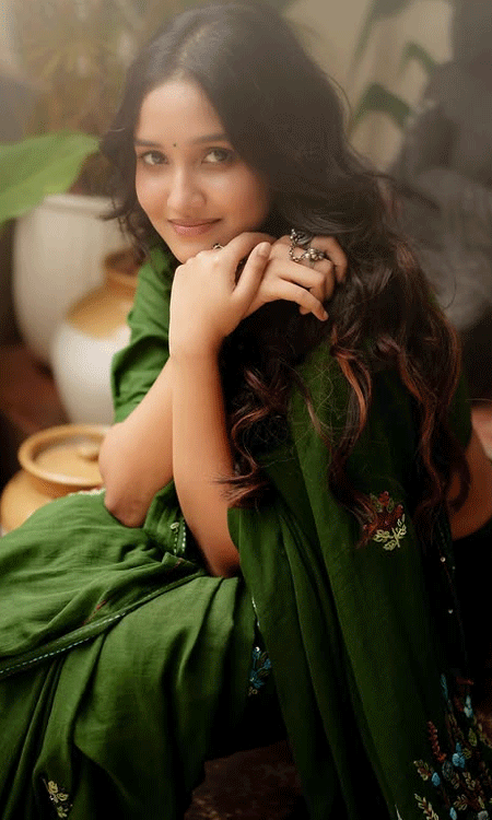 Anikha Surendran Elegant Saree Photoshoot Rooted Charm Glows