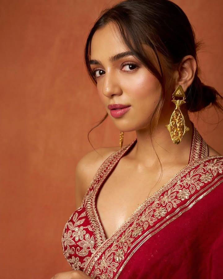 Ahsaas Channa Stuns in Minimalist Black Look Ahsaas Channa Stuns in Minimalist Black Look