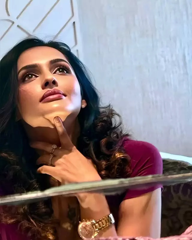 Jyoti Poorvajs Chic Off-Shoulder Look Goes Viral by the Sea