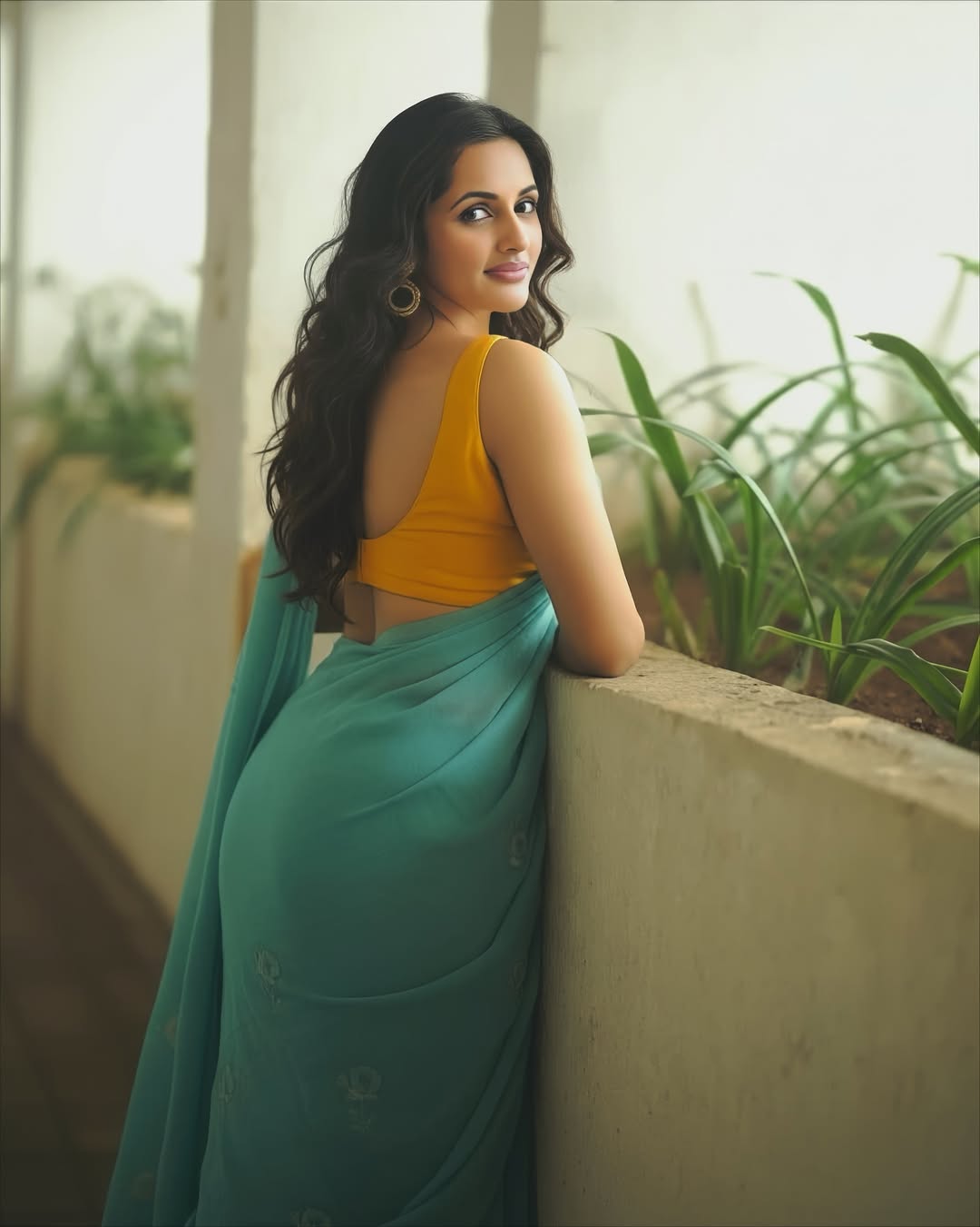 Jyoti Poorvajs Chic Off-Shoulder Look Goes Viral by the Sea