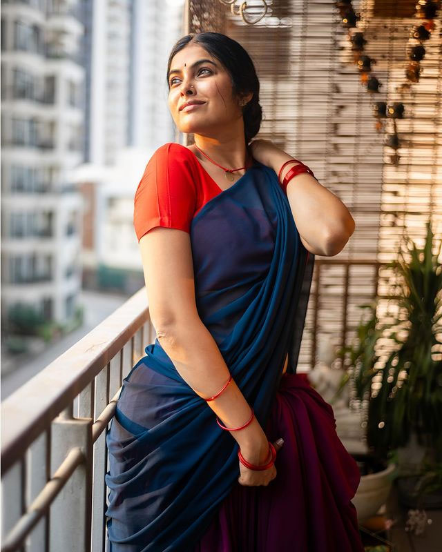 Divi Vadthyas Graceful Saree Look Wins Hearts