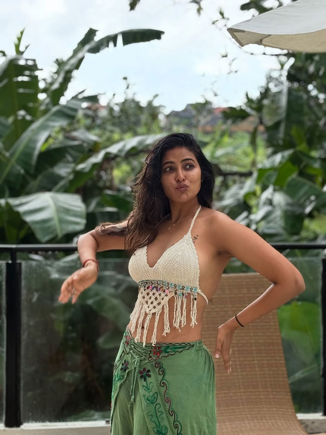 Divi Vadthyas Graceful Saree Look Wins Hearts Divi Vadthyas Graceful Saree Look Wins Hearts