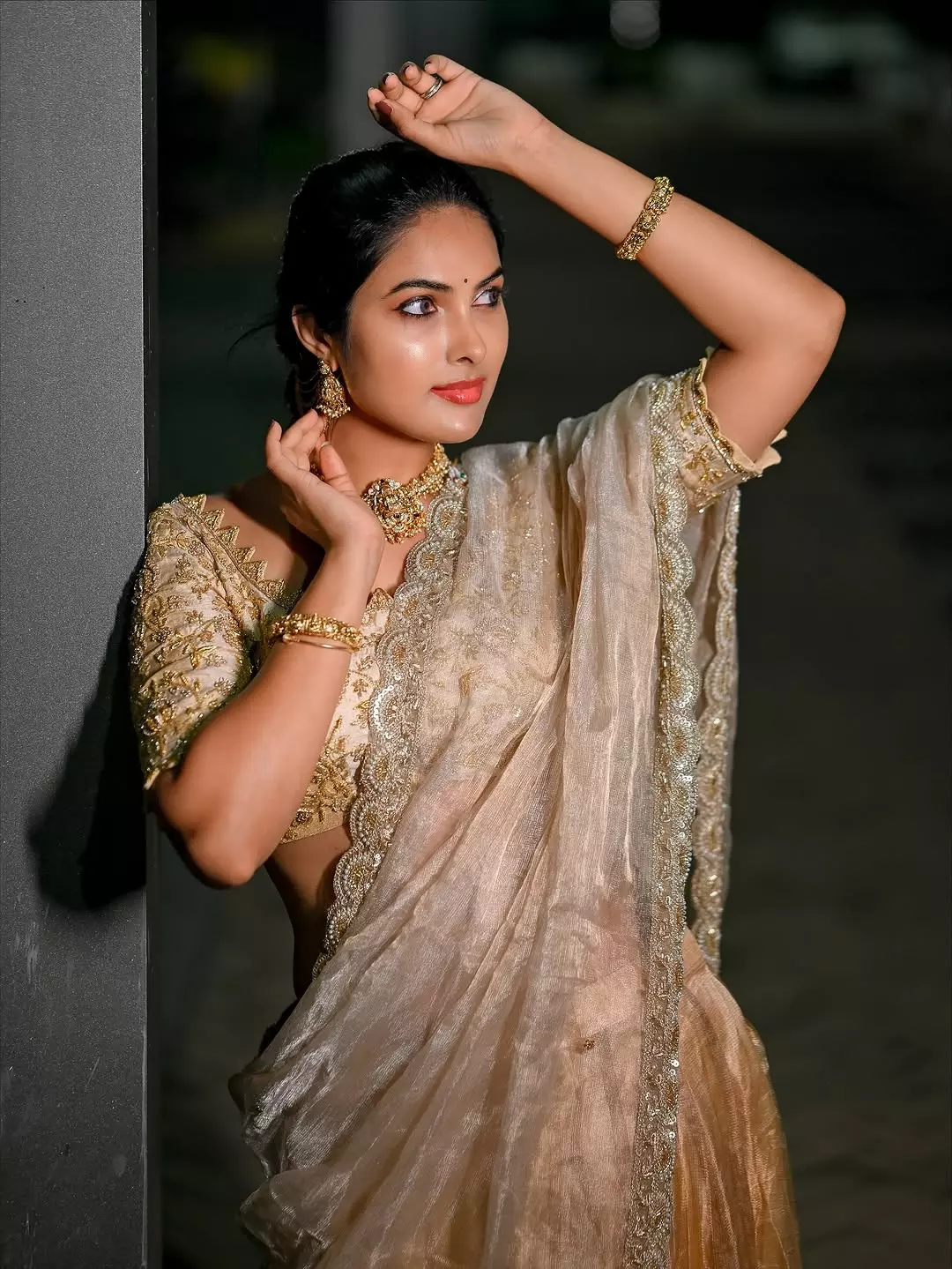 Divi Vadthyas Graceful Saree Look Wins Hearts