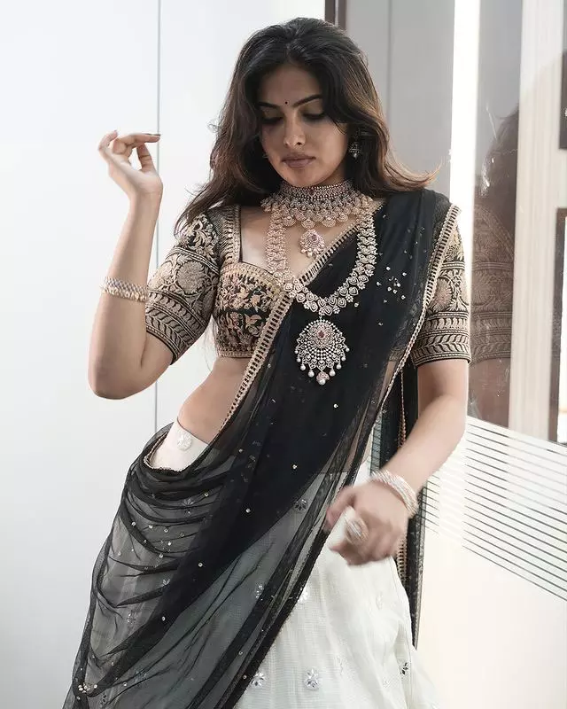 Divi Vadthyas Graceful Saree Look Wins Hearts