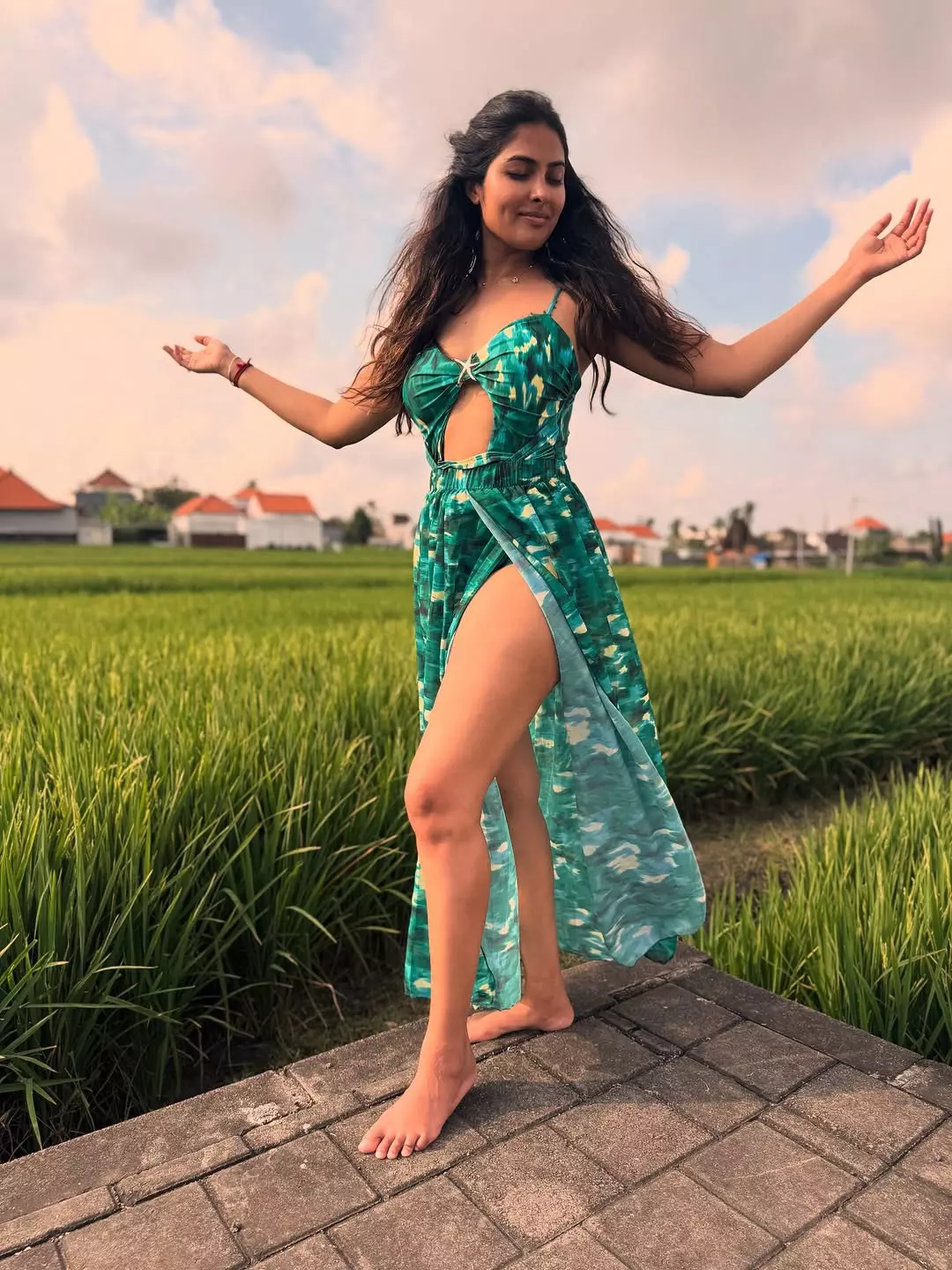 Divi Vadthyas Graceful Saree Look Wins Hearts