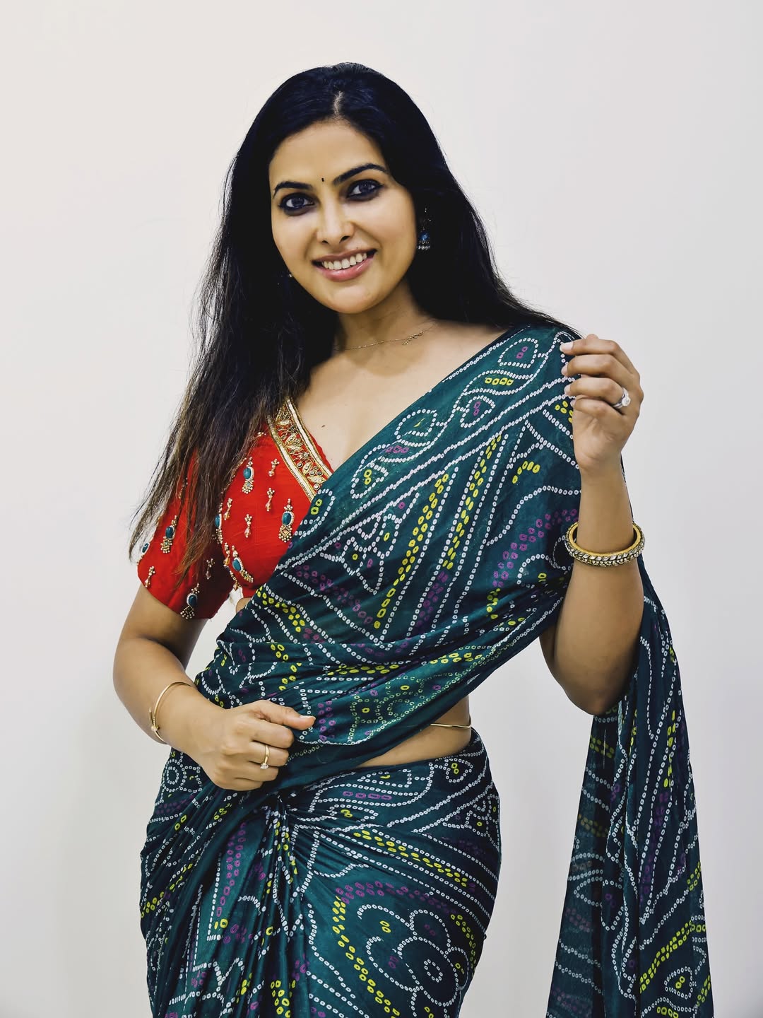 Divi Vadthyas Graceful Saree Look Wins Hearts