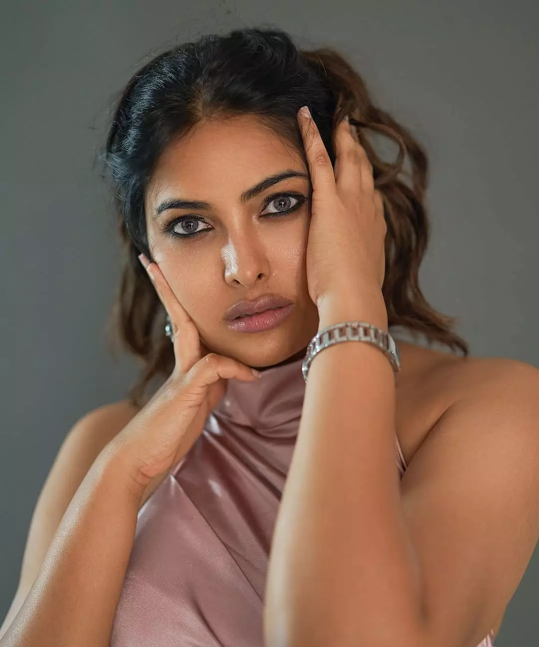 Divi Vadthyas Graceful Saree Look Wins Hearts