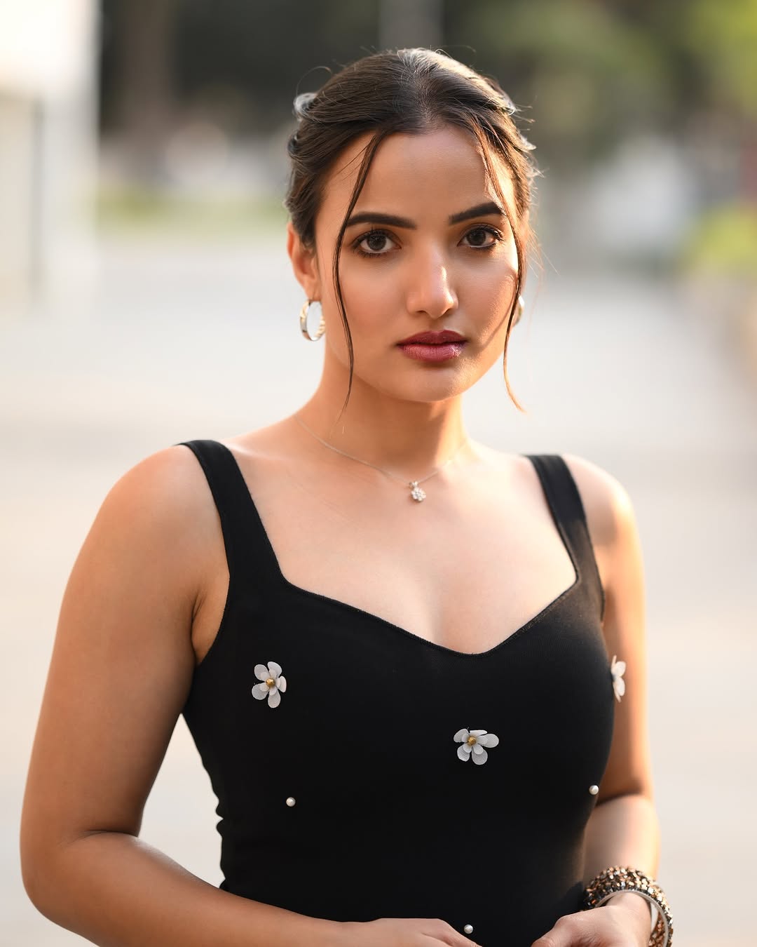 Siri Hanumanthus Chic Olive-Green Look Steals the Spotlight Siri Hanumanthus Chic Olive-Green Look Steals the Spotlight