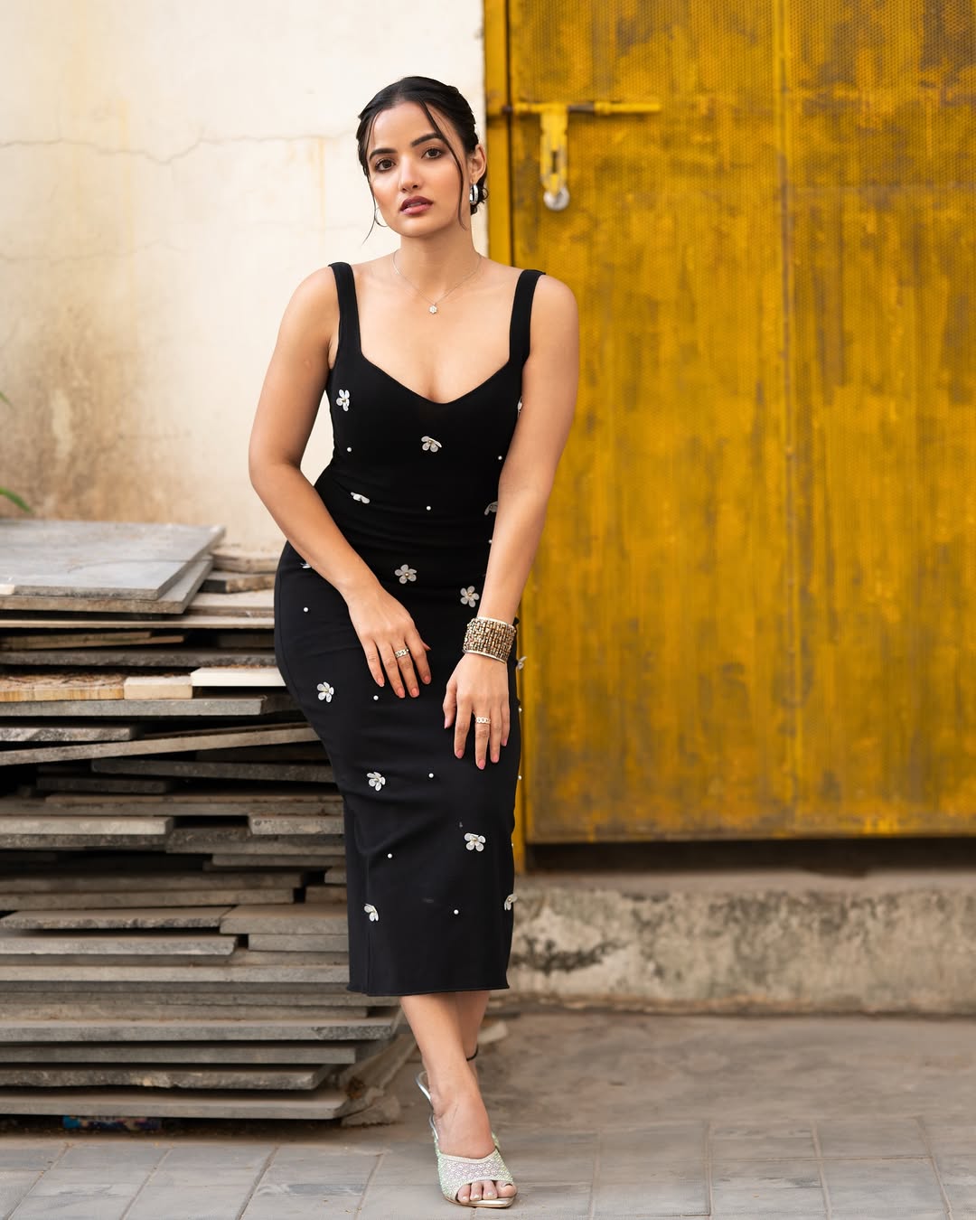 Siri Hanumanthus Chic Olive-Green Look Steals the Spotlight Siri Hanumanthus Chic Olive-Green Look Steals the Spotlight