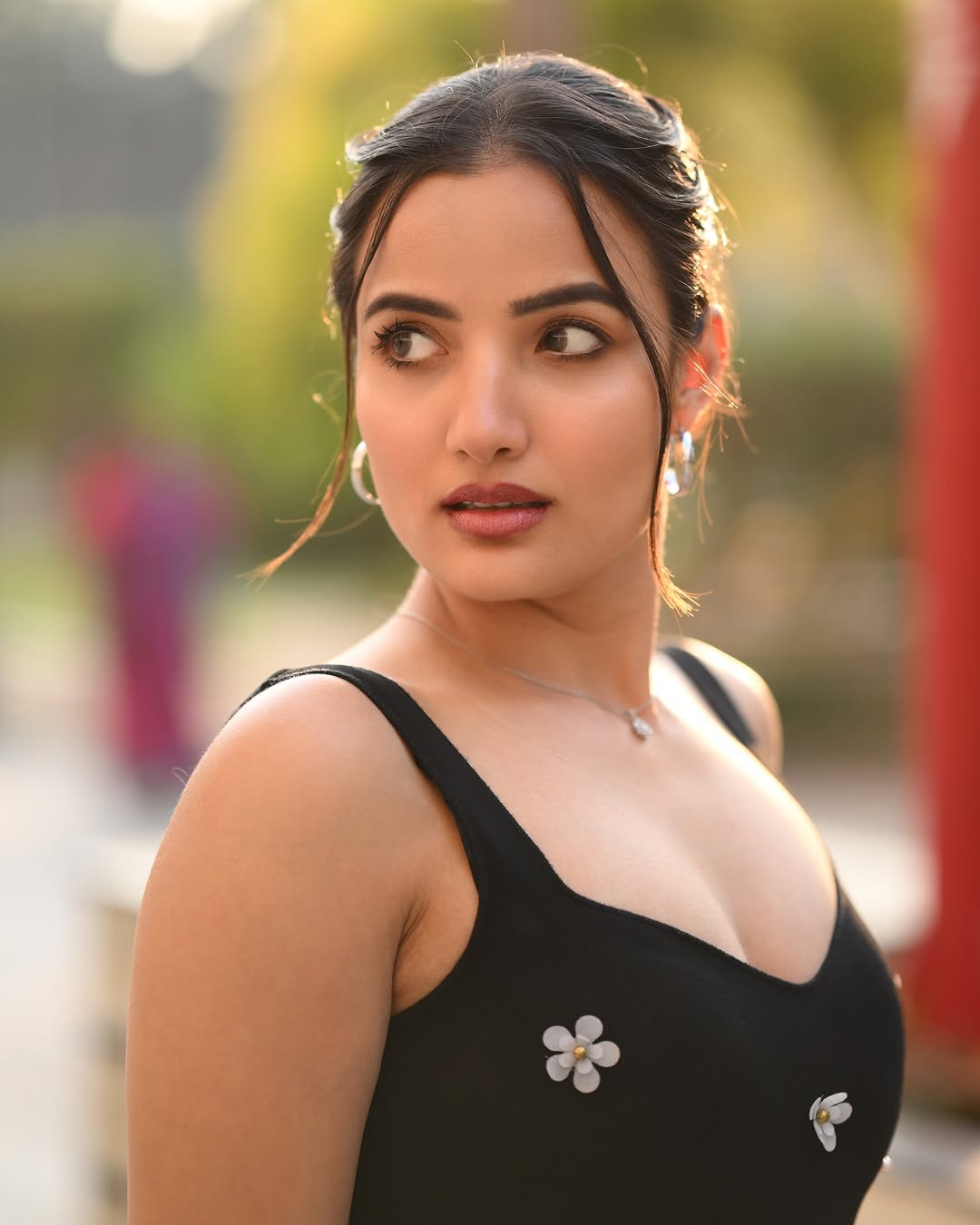 Siri Hanumanthus Chic Olive-Green Look Steals the Spotlight Siri Hanumanthus Chic Olive-Green Look Steals the Spotlight