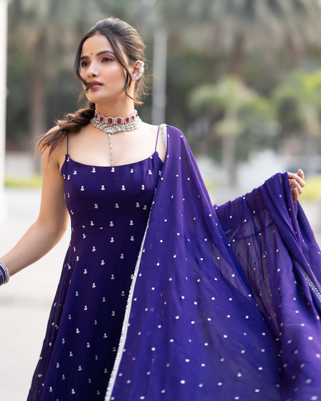 Siri Hanumanthus Chic Olive-Green Look Steals the Spotlight Siri Hanumanthus Chic Olive-Green Look Steals the Spotlight