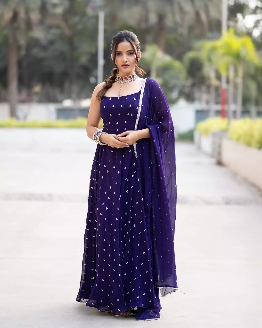 Siri Hanumanthus Chic Olive-Green Look Steals the Spotlight Siri Hanumanthus Chic Olive-Green Look Steals the Spotlight