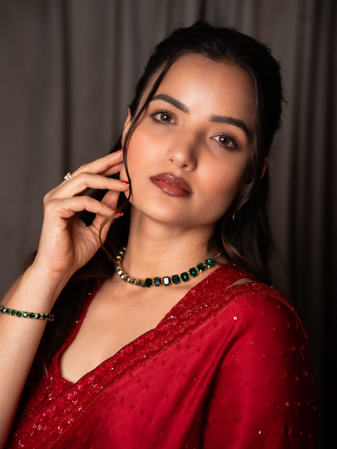 Siri Hanumanthus Chic Olive-Green Look Steals the Spotlight Siri Hanumanthus Chic Olive-Green Look Steals the Spotlight