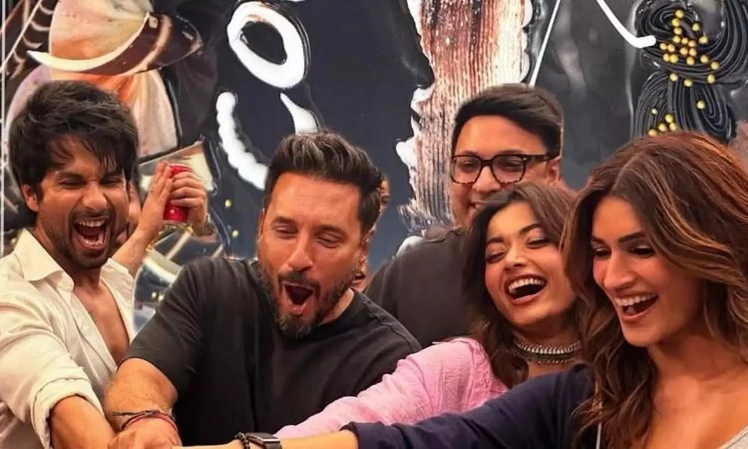 కృతి-ర‌ష్మిక‌.. దోస్తానా త‌ర‌హా ప్ర‌యోగ‌మా?