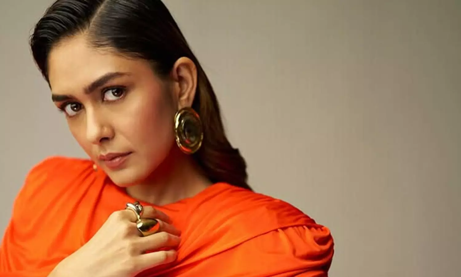 వెరైటీ డ్రెస్ లో ఆకట్టుకుంటున్న మృణాల్!