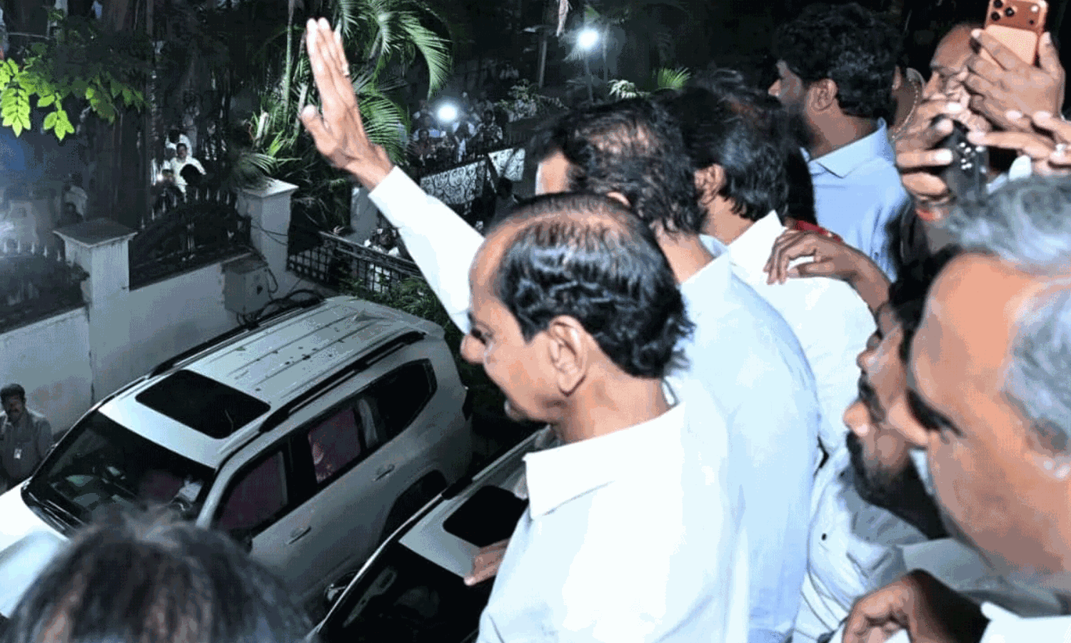 కాంగ్రెస్ ఆరా: కేసీఆర్ కు సింప‌తీ పెరుగుతుందా?