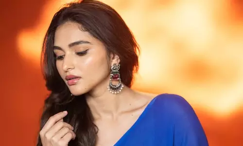 చీరకట్టులో ఫంకీ బ్యూటీ సోయగాలు!