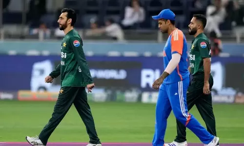 క్రీడాస్ఫూర్తికి రాజకీయ సంకెళ్లు.. పాక్ నిర్ణయం ఆత్మాహుతి సదృశమేనా?