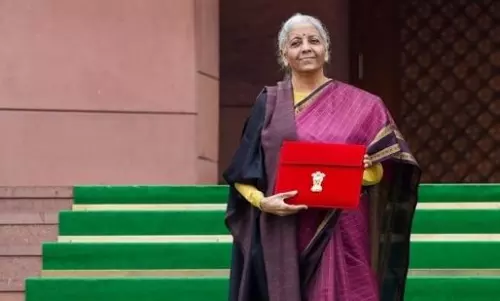 ఆర్థిక మంత్రి చీరపై చర్చ : విధానం ముఖ్యం... వస్త్రధారణ కాదు!