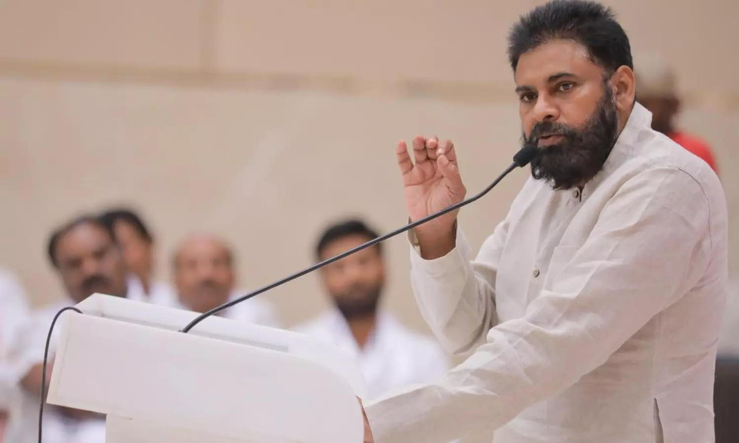 పవన్ మౌనం బద్ధలు.. పార్టీ నేతలపై ఫైర్ పవన్ మౌనం బద్ధలు.. పార్టీ నేతలపై ఫైర్