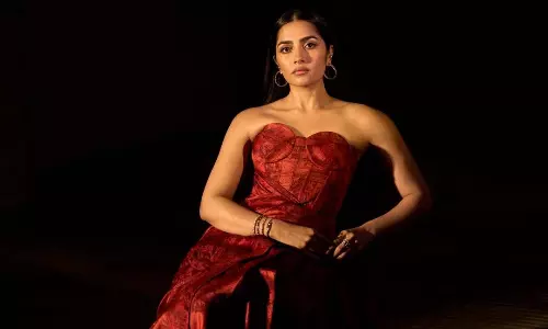 రెడ్ డ్రెస్ హీట్ పెంచిన రుక్మిణీ వసంత్!