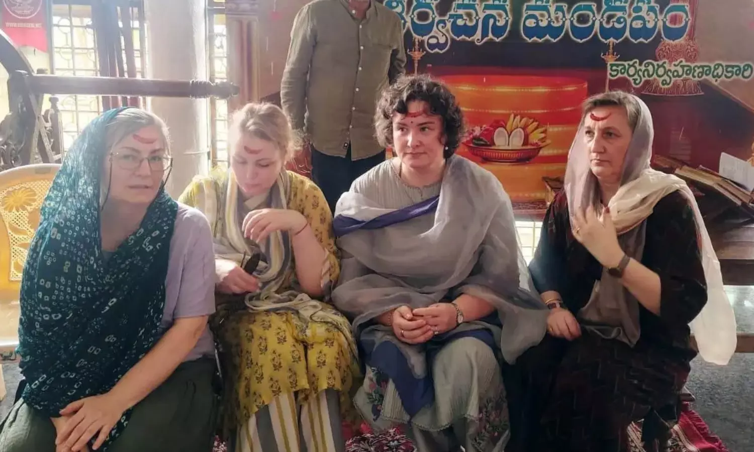 సాదాసీదాగా కుటుంబ సభ్యులతో గుడికి వెళ్లిన పవన్ సతీమణి