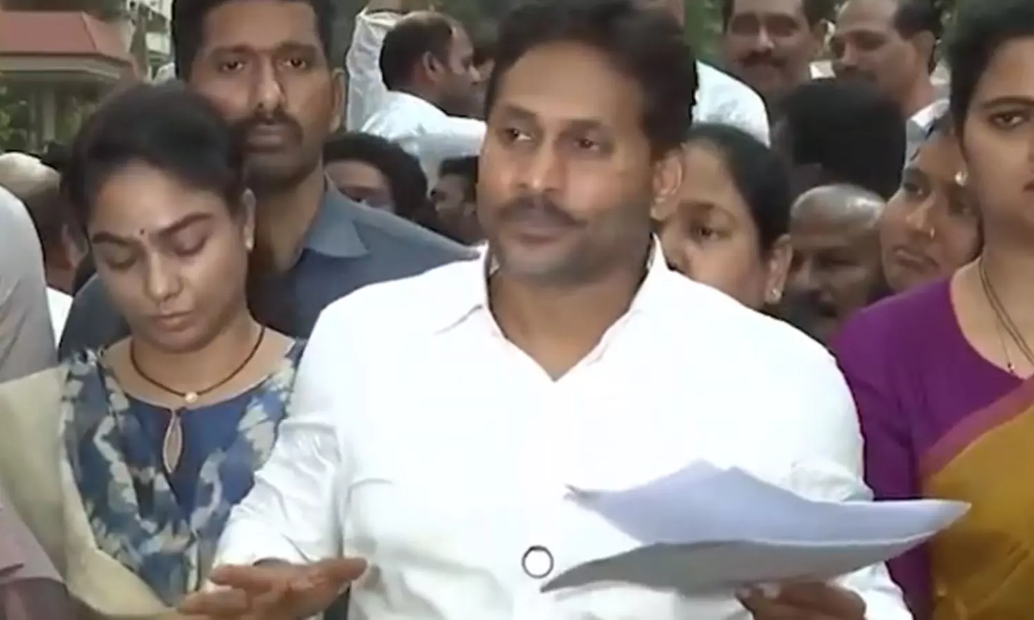 వడ్డీతో కలిపి మరీ...జగన్ మాస్ వార్నింగ్