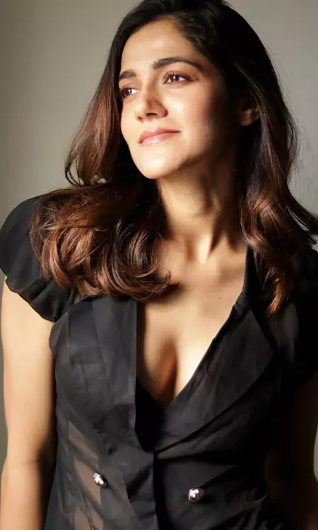 Simran Choudhary: Timeless Beauty and Poise in Stunning Portraits