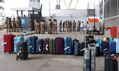 లగేజ్ తెరిచినట్లు లేదు.. బంగారం..వజ్రాలు మాయం