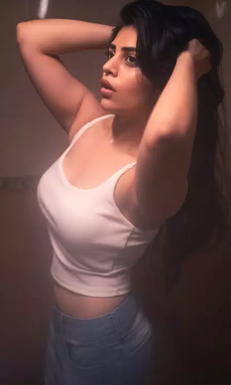 Bandhavi Sridhar’s Monochrome Magic Photo Goes Viral on Social Media