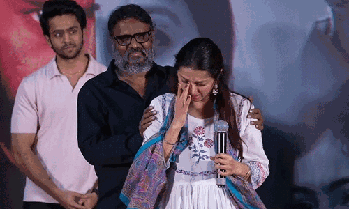 స్టేజ్ పైనే కన్నీళ్లు పెట్టుకున్న భూమిక.. అసలేం జరిగిందంటే?