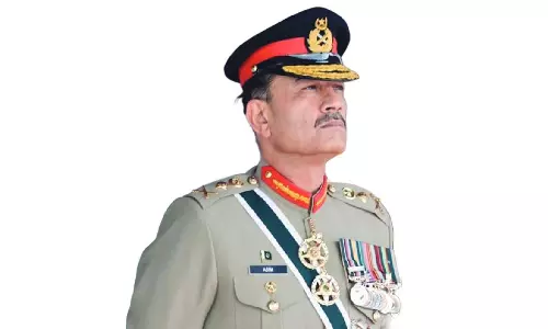 ‘18 – 19’... సేల్స్ మ్యాన్ ఇన్ చీఫ్.. మునీర్ ని ఆడుకుంటున్నారు!