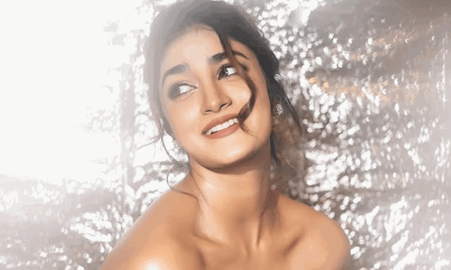 హీట్ పుట్టిస్తున్న డింపుల్ హయతి..