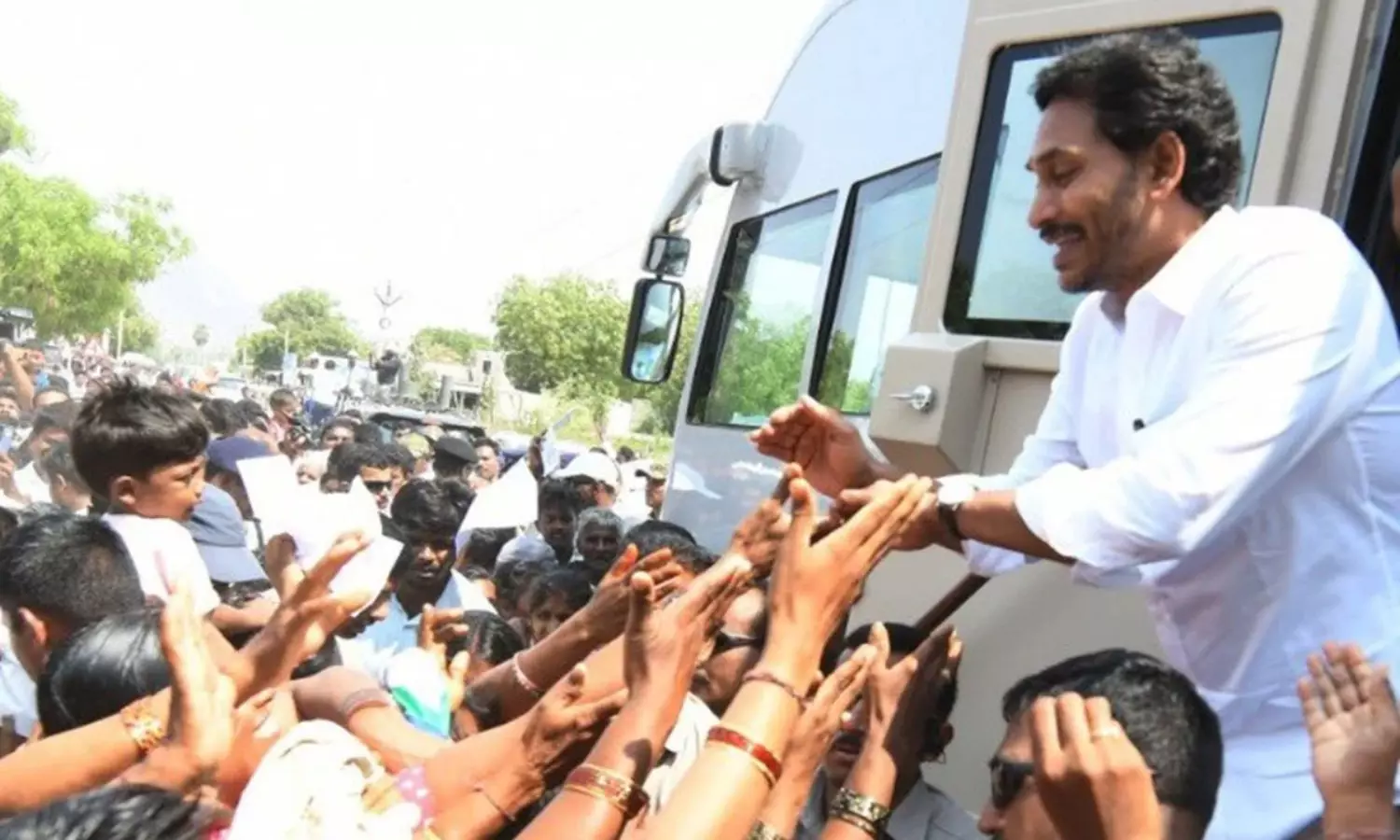 జగన్  పరామర్శ సంగతేమో కానీ... జోగికి సరికొత్త సమస్య!